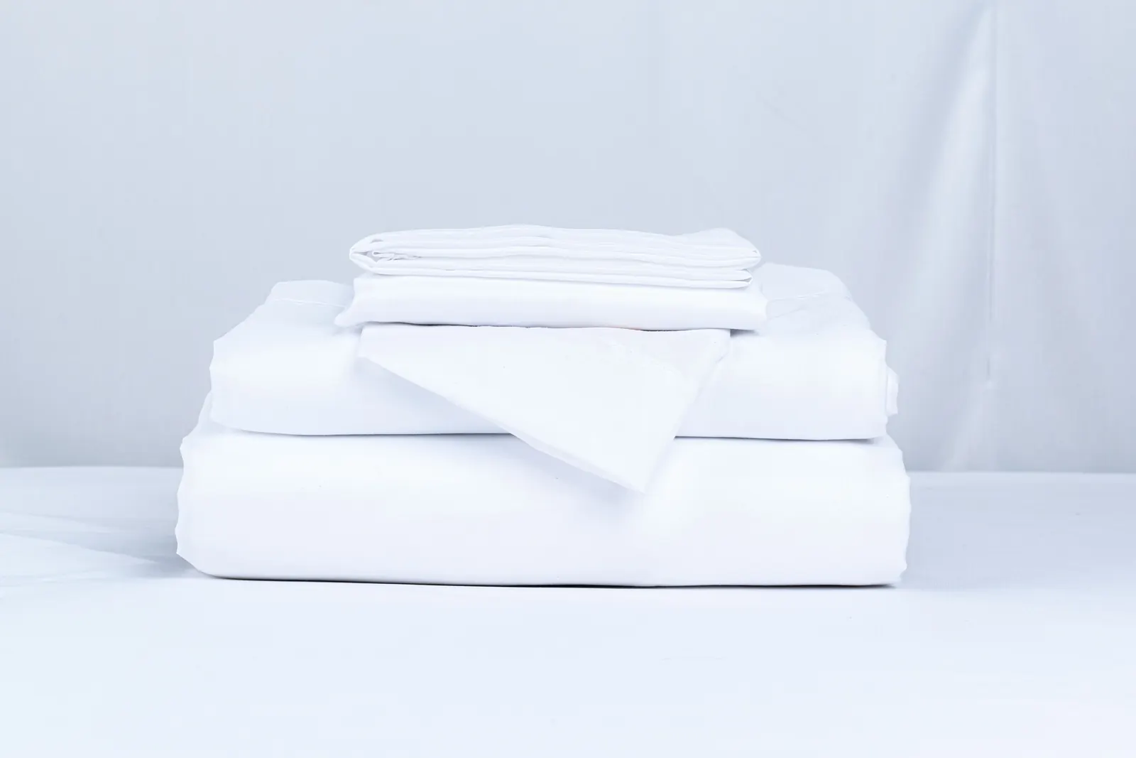 Draps blancs propres pliés et empilés