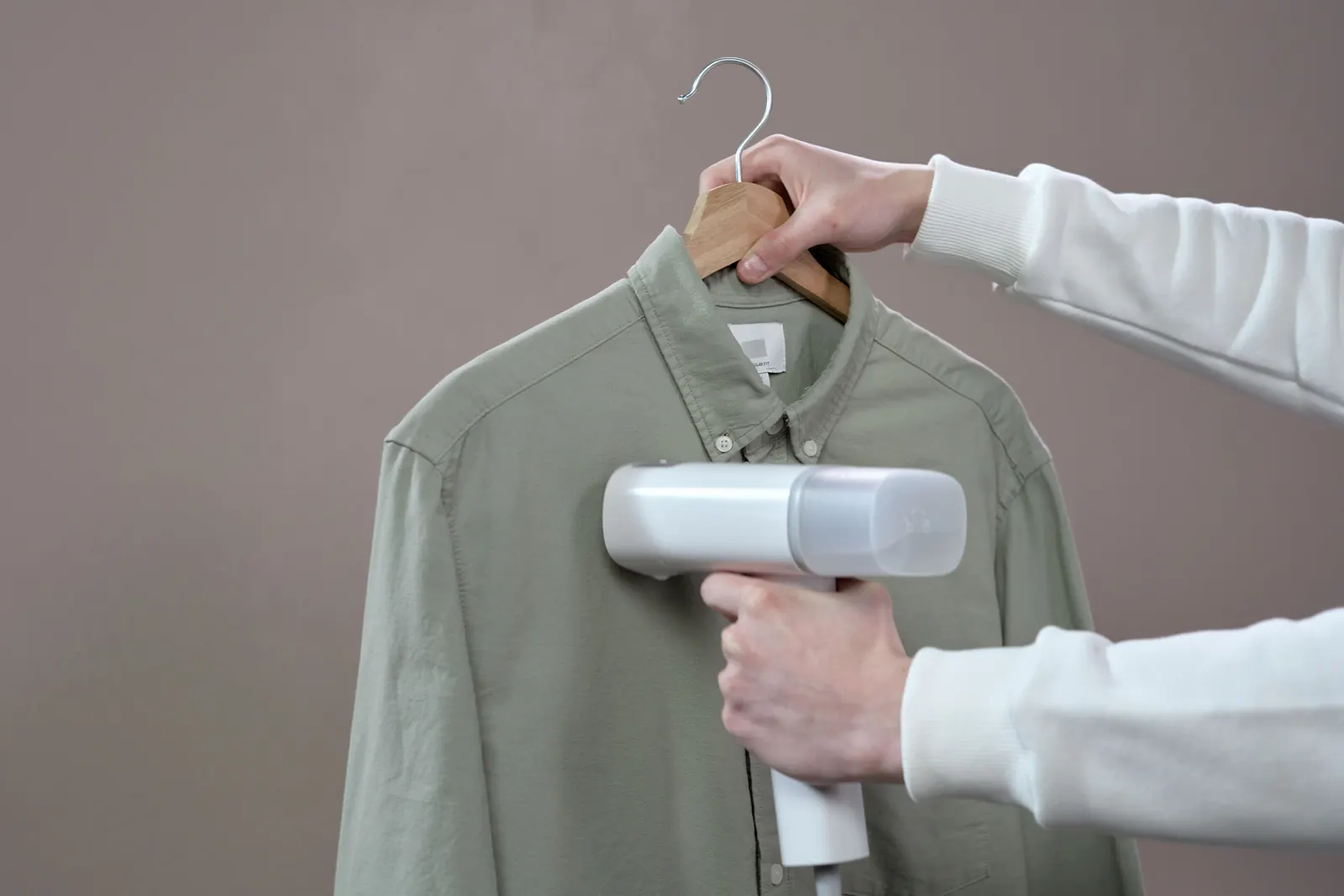 Chemise sur cintre défroissée à la vapeur