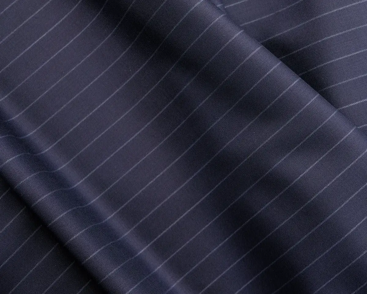 Tissu de costume en laine bleu marine à fines rayures