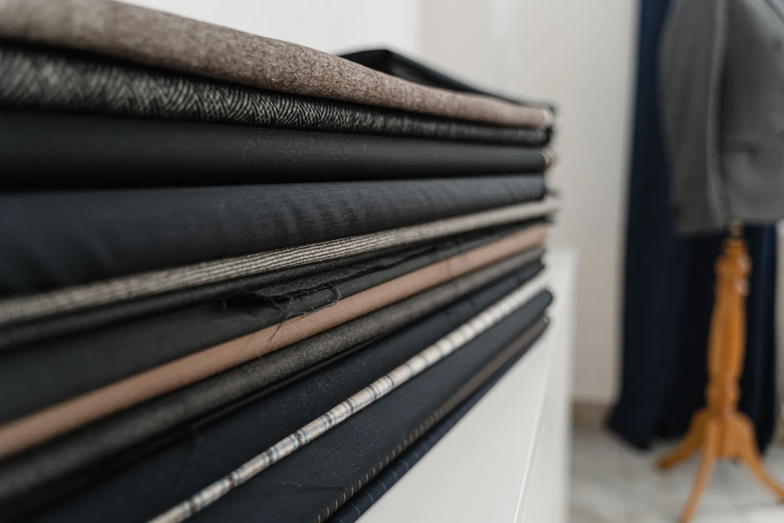 Pile de tissus de costume pliés dans un atelier